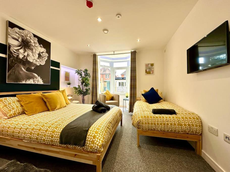 Massive New 8 Bedroom House Sleeps Up To 21 - Accepts Groups - Great Location - Free Parking - Fast Wifi - Smart Tvs - Sleeps Up To 21 People - Close To Bournemouth & Poole Town Centre & Sandbanks Экстерьер фото