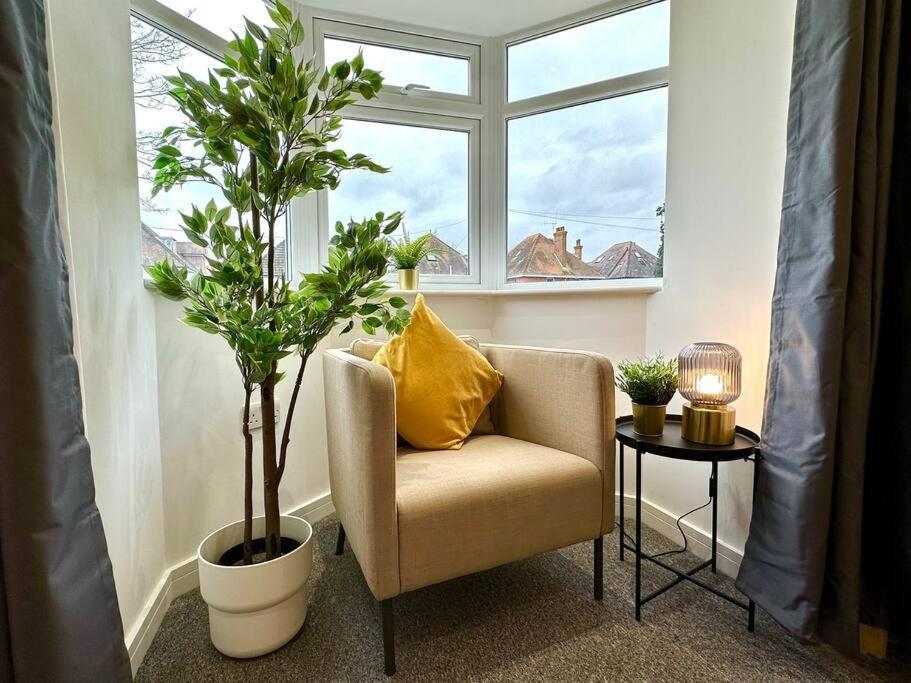 Massive New 8 Bedroom House Sleeps Up To 21 - Accepts Groups - Great Location - Free Parking - Fast Wifi - Smart Tvs - Sleeps Up To 21 People - Close To Bournemouth & Poole Town Centre & Sandbanks Экстерьер фото