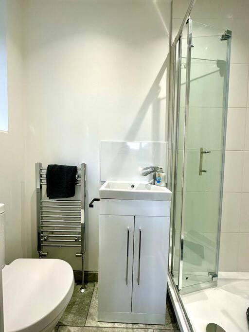 Massive New 8 Bedroom House Sleeps Up To 21 - Accepts Groups - Great Location - Free Parking - Fast Wifi - Smart Tvs - Sleeps Up To 21 People - Close To Bournemouth & Poole Town Centre & Sandbanks Экстерьер фото