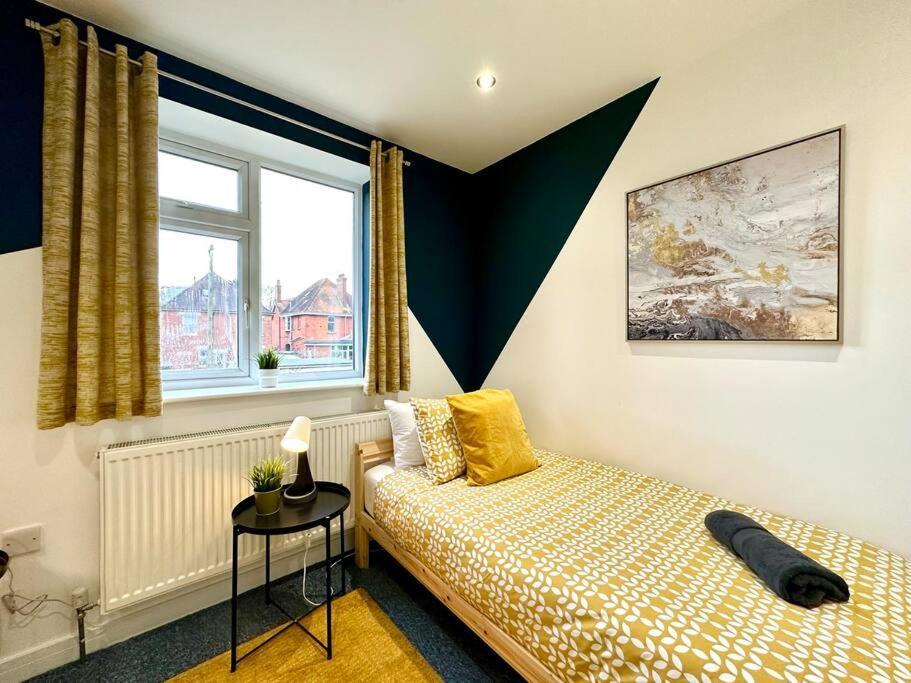 Massive New 8 Bedroom House Sleeps Up To 21 - Accepts Groups - Great Location - Free Parking - Fast Wifi - Smart Tvs - Sleeps Up To 21 People - Close To Bournemouth & Poole Town Centre & Sandbanks Экстерьер фото