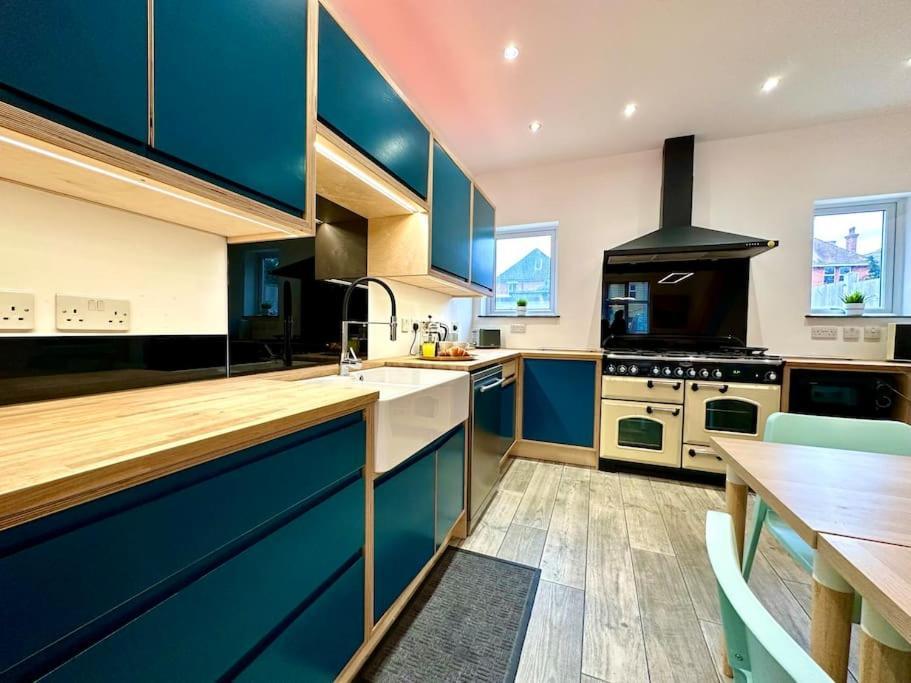 Massive New 8 Bedroom House Sleeps Up To 21 - Accepts Groups - Great Location - Free Parking - Fast Wifi - Smart Tvs - Sleeps Up To 21 People - Close To Bournemouth & Poole Town Centre & Sandbanks Экстерьер фото