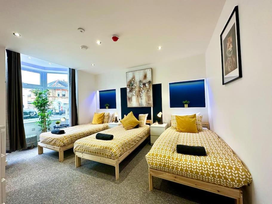 Massive New 8 Bedroom House Sleeps Up To 21 - Accepts Groups - Great Location - Free Parking - Fast Wifi - Smart Tvs - Sleeps Up To 21 People - Close To Bournemouth & Poole Town Centre & Sandbanks Экстерьер фото