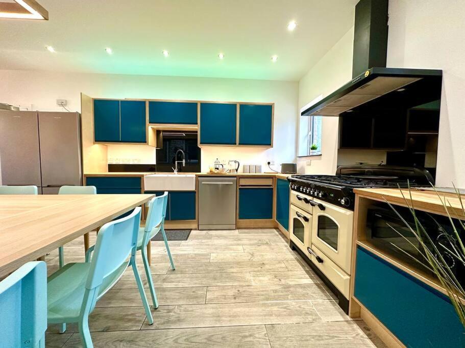 Massive New 8 Bedroom House Sleeps Up To 21 - Accepts Groups - Great Location - Free Parking - Fast Wifi - Smart Tvs - Sleeps Up To 21 People - Close To Bournemouth & Poole Town Centre & Sandbanks Экстерьер фото