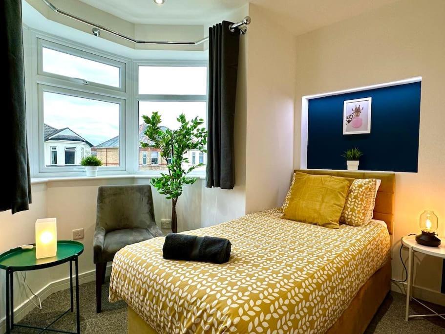 Massive New 8 Bedroom House Sleeps Up To 21 - Accepts Groups - Great Location - Free Parking - Fast Wifi - Smart Tvs - Sleeps Up To 21 People - Close To Bournemouth & Poole Town Centre & Sandbanks Экстерьер фото