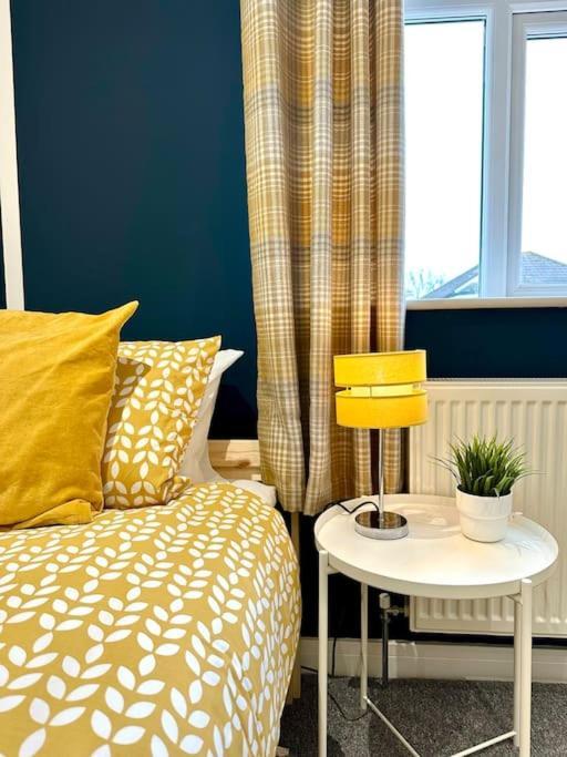 Massive New 8 Bedroom House Sleeps Up To 21 - Accepts Groups - Great Location - Free Parking - Fast Wifi - Smart Tvs - Sleeps Up To 21 People - Close To Bournemouth & Poole Town Centre & Sandbanks Экстерьер фото