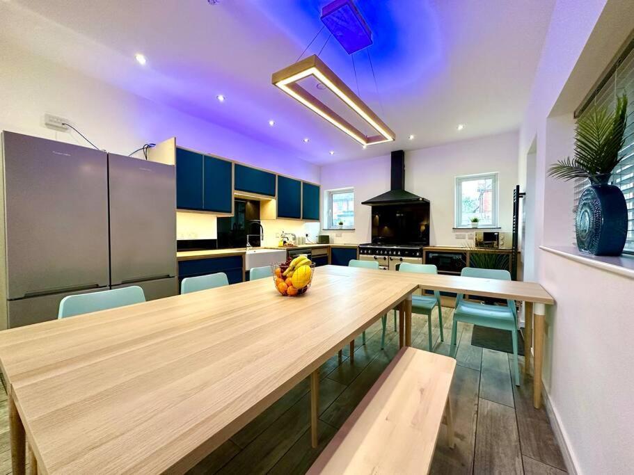 Massive New 8 Bedroom House Sleeps Up To 21 - Accepts Groups - Great Location - Free Parking - Fast Wifi - Smart Tvs - Sleeps Up To 21 People - Close To Bournemouth & Poole Town Centre & Sandbanks Экстерьер фото