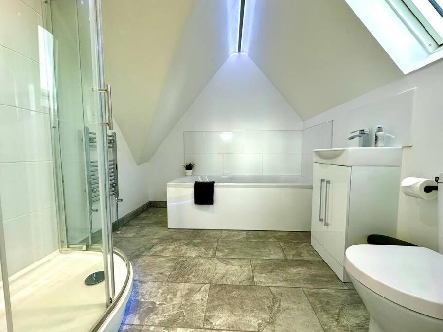 Massive New 8 Bedroom House Sleeps Up To 21 - Accepts Groups - Great Location - Free Parking - Fast Wifi - Smart Tvs - Sleeps Up To 21 People - Close To Bournemouth & Poole Town Centre & Sandbanks Экстерьер фото