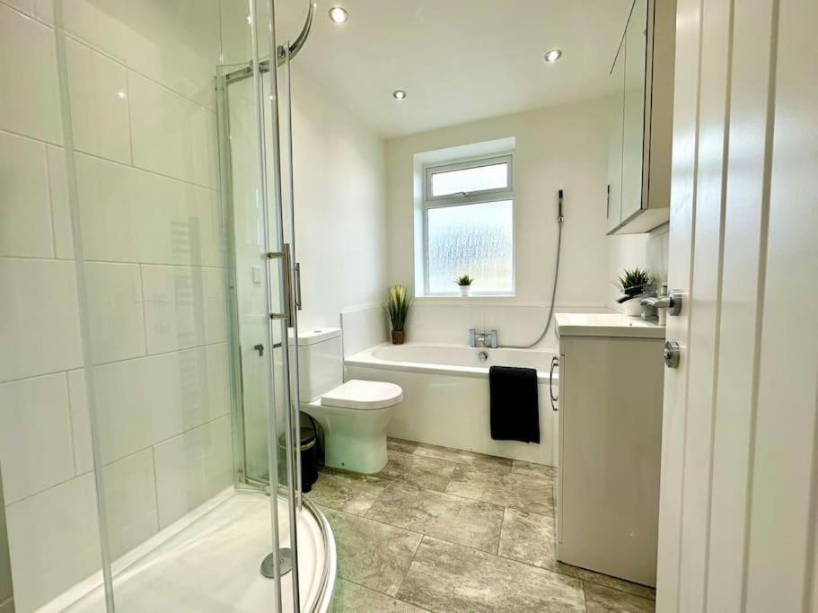 Massive New 8 Bedroom House Sleeps Up To 21 - Accepts Groups - Great Location - Free Parking - Fast Wifi - Smart Tvs - Sleeps Up To 21 People - Close To Bournemouth & Poole Town Centre & Sandbanks Экстерьер фото