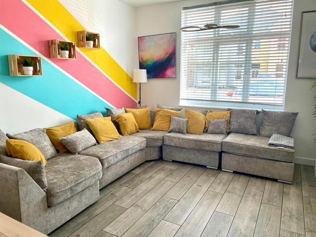 Massive New 8 Bedroom House Sleeps Up To 21 - Accepts Groups - Great Location - Free Parking - Fast Wifi - Smart Tvs - Sleeps Up To 21 People - Close To Bournemouth & Poole Town Centre & Sandbanks Экстерьер фото